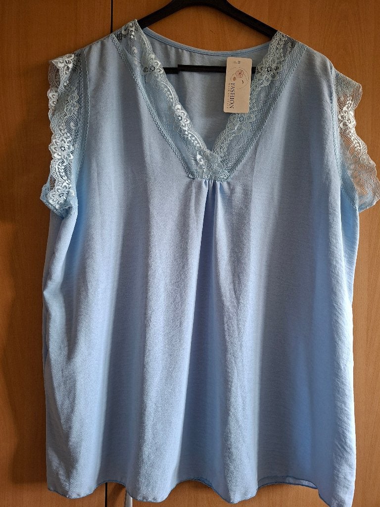 Made in Italy lichtblauwe top met kant - maat 42 t/m 46/48, Ophalen of Verzenden, Nieuw, Blauw, Shirt of Top