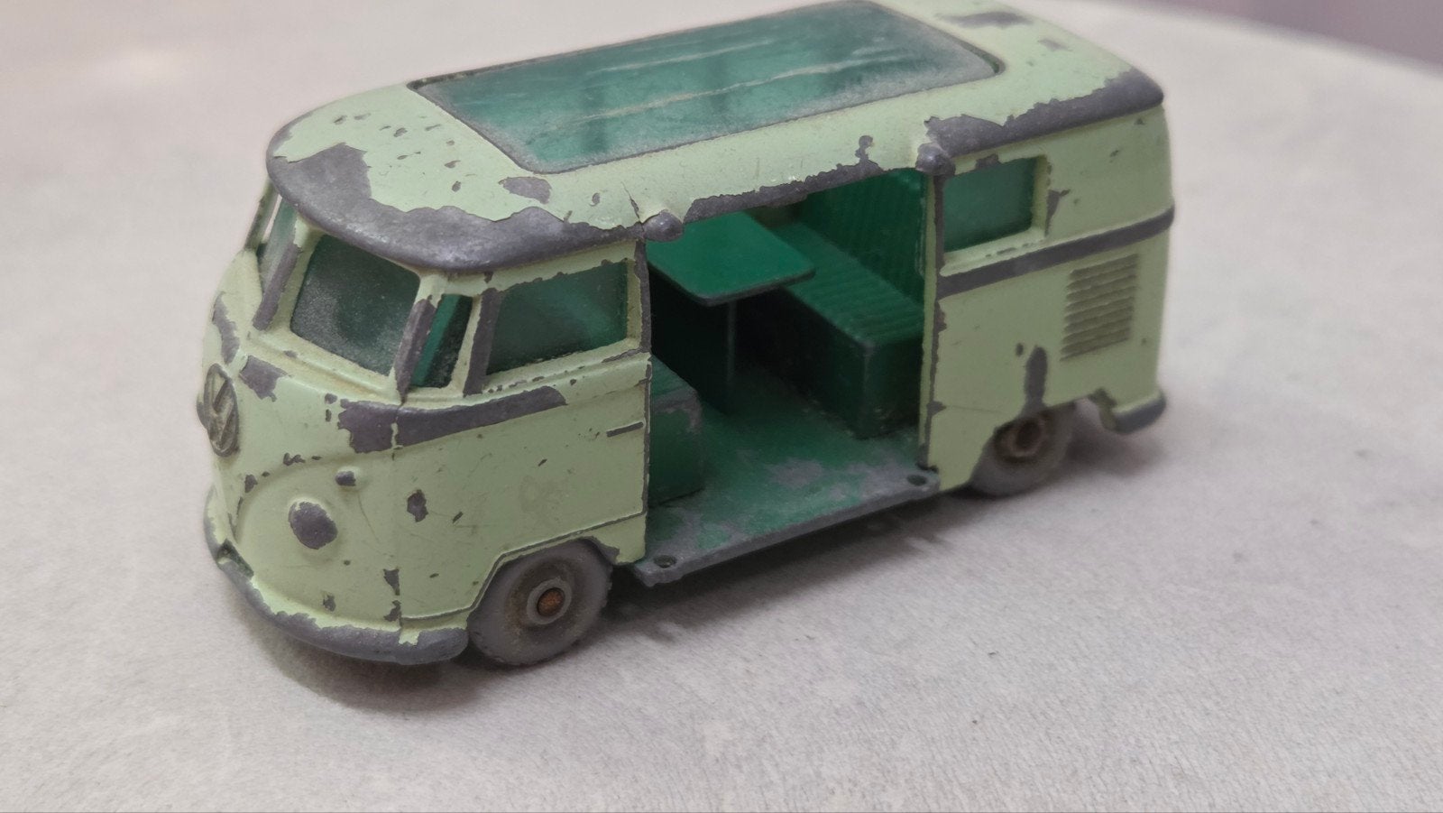 Vintage Matchbox Volkswagen Caravette No. 34 - Gebruikt, Hobby en Vrije tijd, Ophalen of Verzenden, Gebruikt, Bus of Vrachtwagen