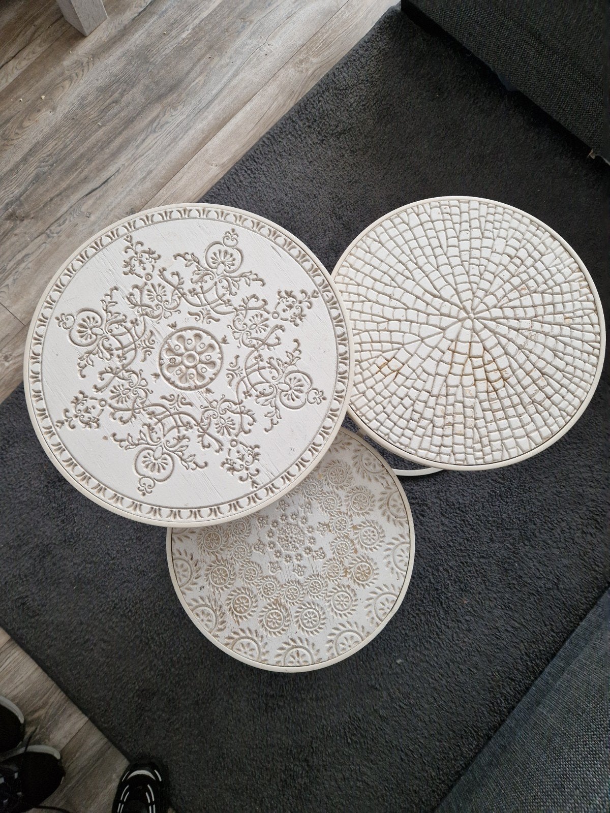 Set van 3 ronde bijzettafels met decoratief patroon, Huis en Inrichting, Ophalen, Gebruikt, Rond, 50 tot 100 cm