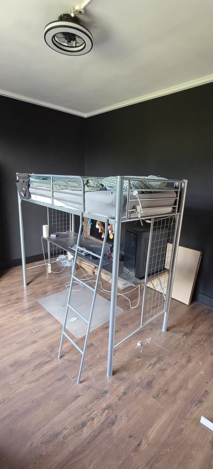 Hoogslaper met bureau stevig van metaal, Eenpersoons, Ophalen of Verzenden, Zo goed als nieuw, 90 cm