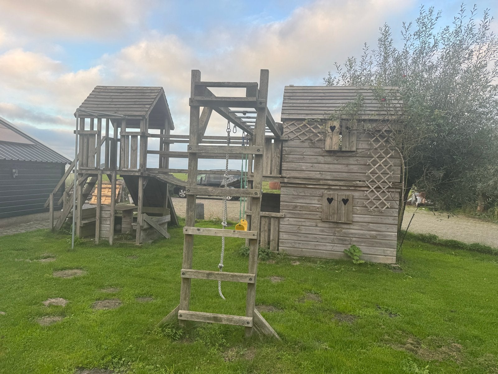 Grote houten speeltuin met speelhuis en klimrek, Ophalen, Gebruikt, Hout