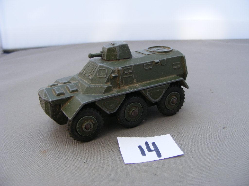 Armoured perssonel carrier dinky toys 676 (14), Ophalen of Verzenden, Gebruikt, Bus of Vrachtwagen, Dinky Toys
