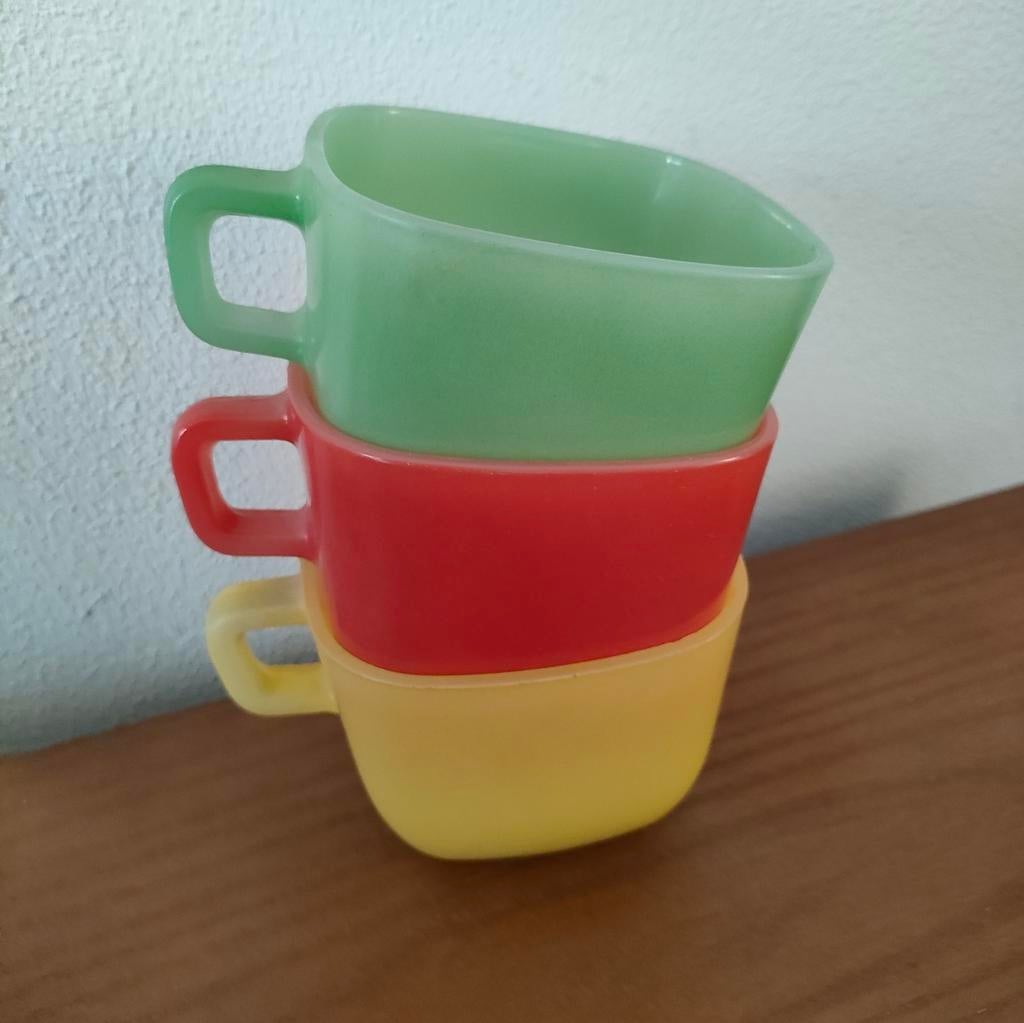 Acropal jaren '50 set van drie mokken Opale France., Ophalen of Verzenden, Huis en Inrichting
