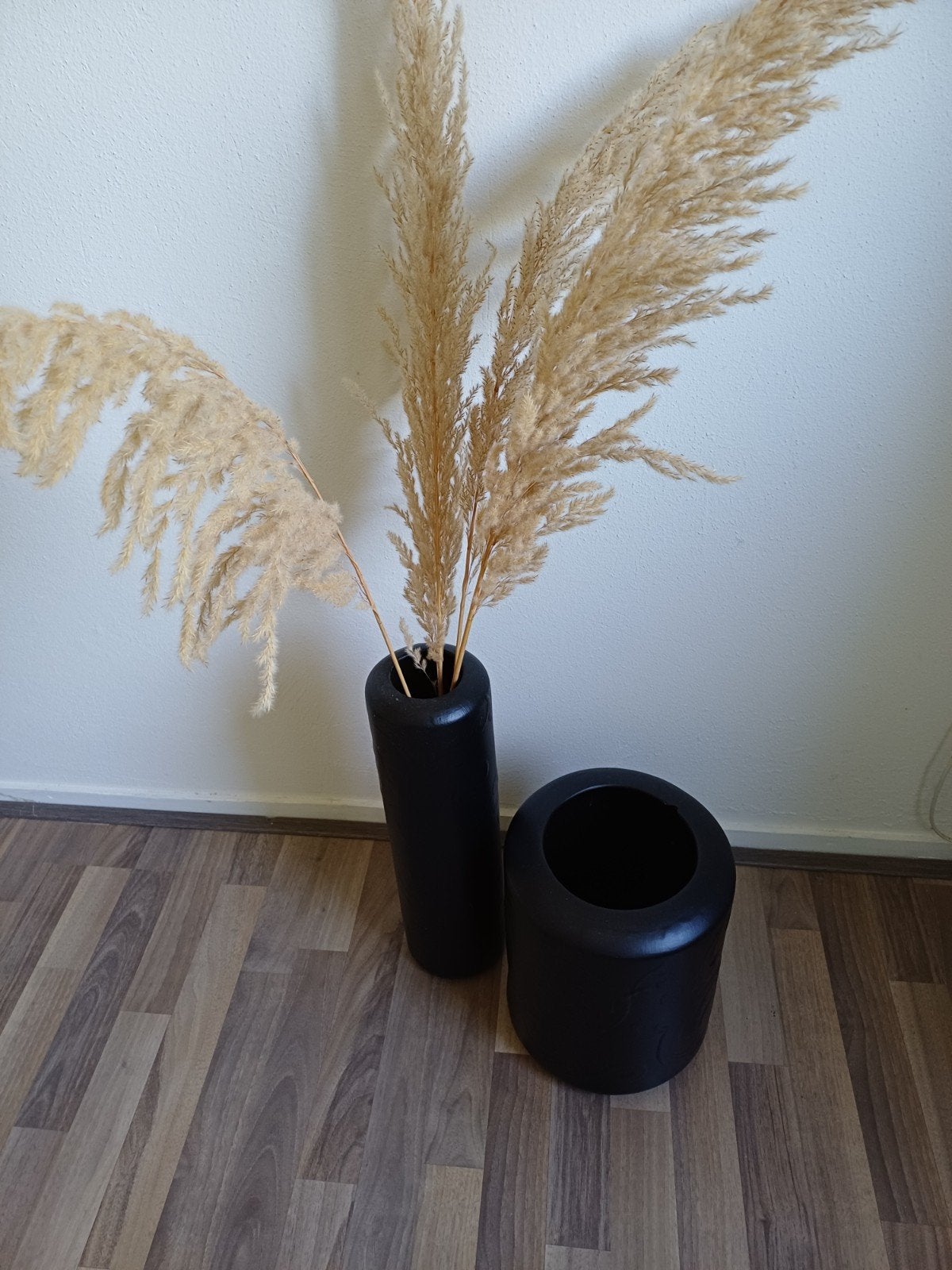Set van 2 zwarte vazen met pampasgras, Huis en Inrichting, Ophalen, Gebruikt, Zwart, Met patroon/structuur