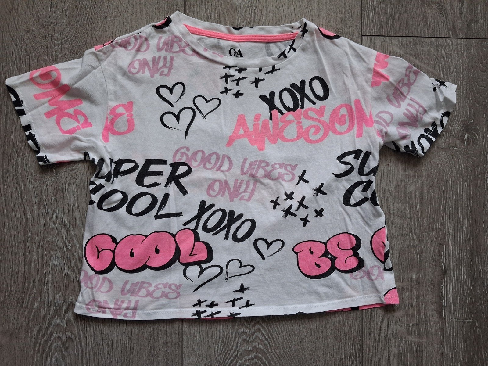 Leuk wit T-shirt met roze en zwarte opdruk, Kinderen en Baby's, Kinderkleding | Maat 134, C&A, Meisje, Ophalen of Verzenden, Zo goed als nieuw