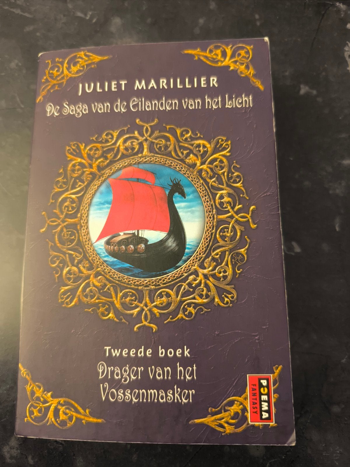 De Saga van de Eilanden van het Licht -Drager van het Vossen, Ophalen of Verzenden, Zo goed als nieuw