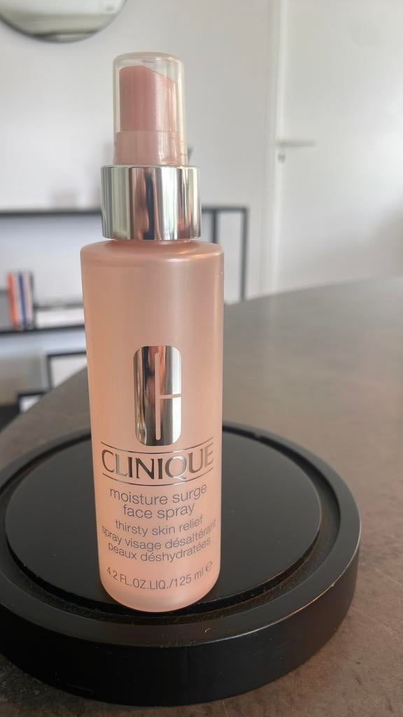 Clinique moisture surge face spray 125 ml, Ophalen of Verzenden, Zo goed als nieuw, Gehele gezicht