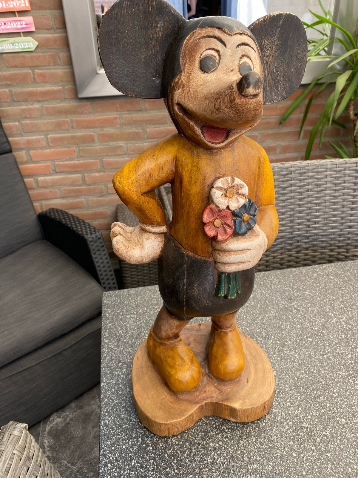 Houten Mickey Mouse beeld met bloemen, Overige onderwerpen, Ophalen of Verzenden, 20 - 50 cm, Beeld