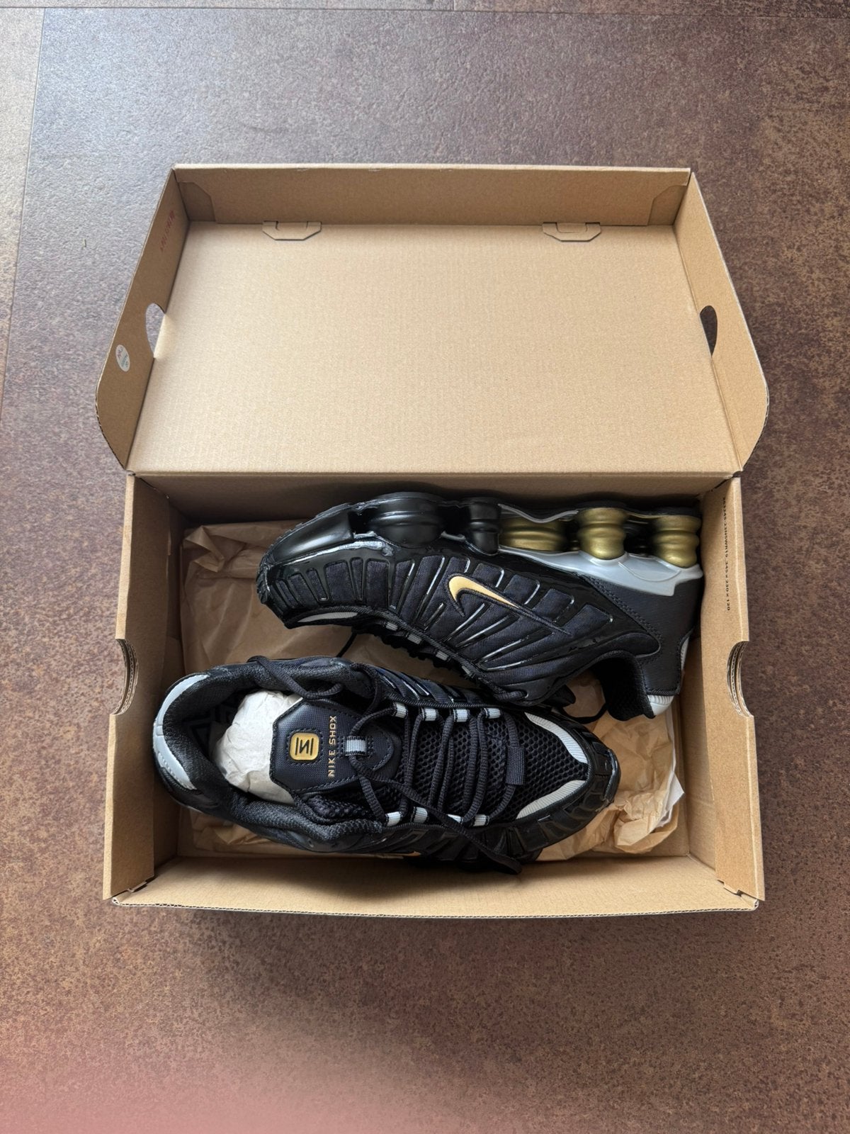 Nike Shox TL Neymar – Black/Metallic Gold – maat 42, Kleding | Heren, Ophalen of Verzenden, Nieuw, Zwart