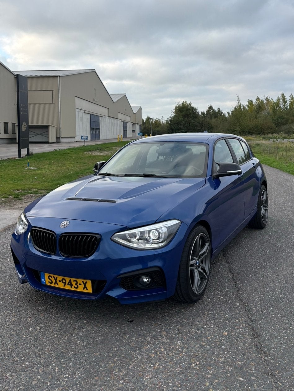 BMW 116i 200PK - M-Sport - 5D - Stoelverwarming - Uniek!, Auto's, 4 cilinders, Blauw, 1200 kg, 19 km/l