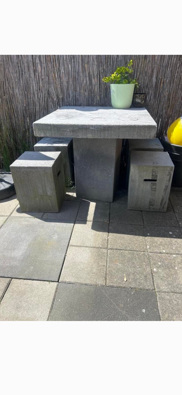 Robuuste betonnen tuinset - tafel met 2 krukken, Ophalen, Gebruikt, Vierkant, Overige materialen