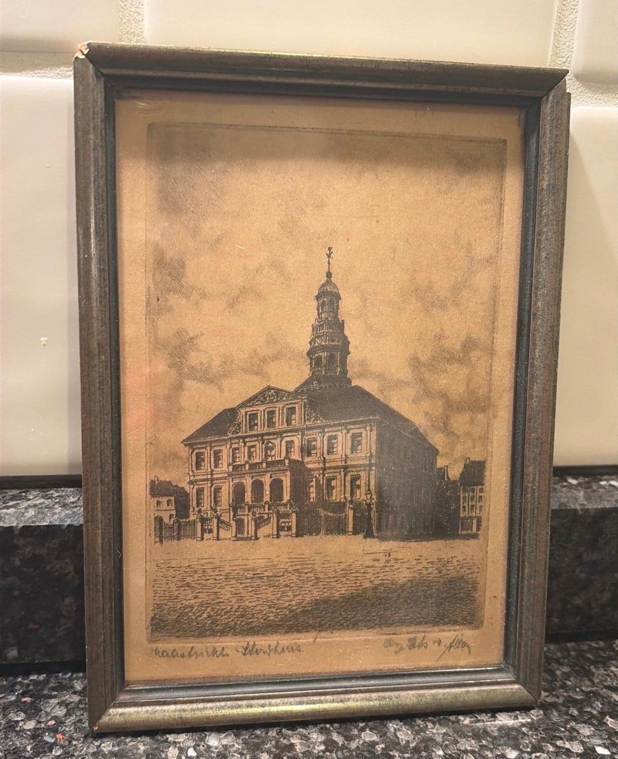 Ingekleurde ets Stadhuis Maastricht - Gesigneerd & Ingelijst, Antiek en Kunst, Ets, Architectuur, Ophalen of Verzenden, Gesigneerd