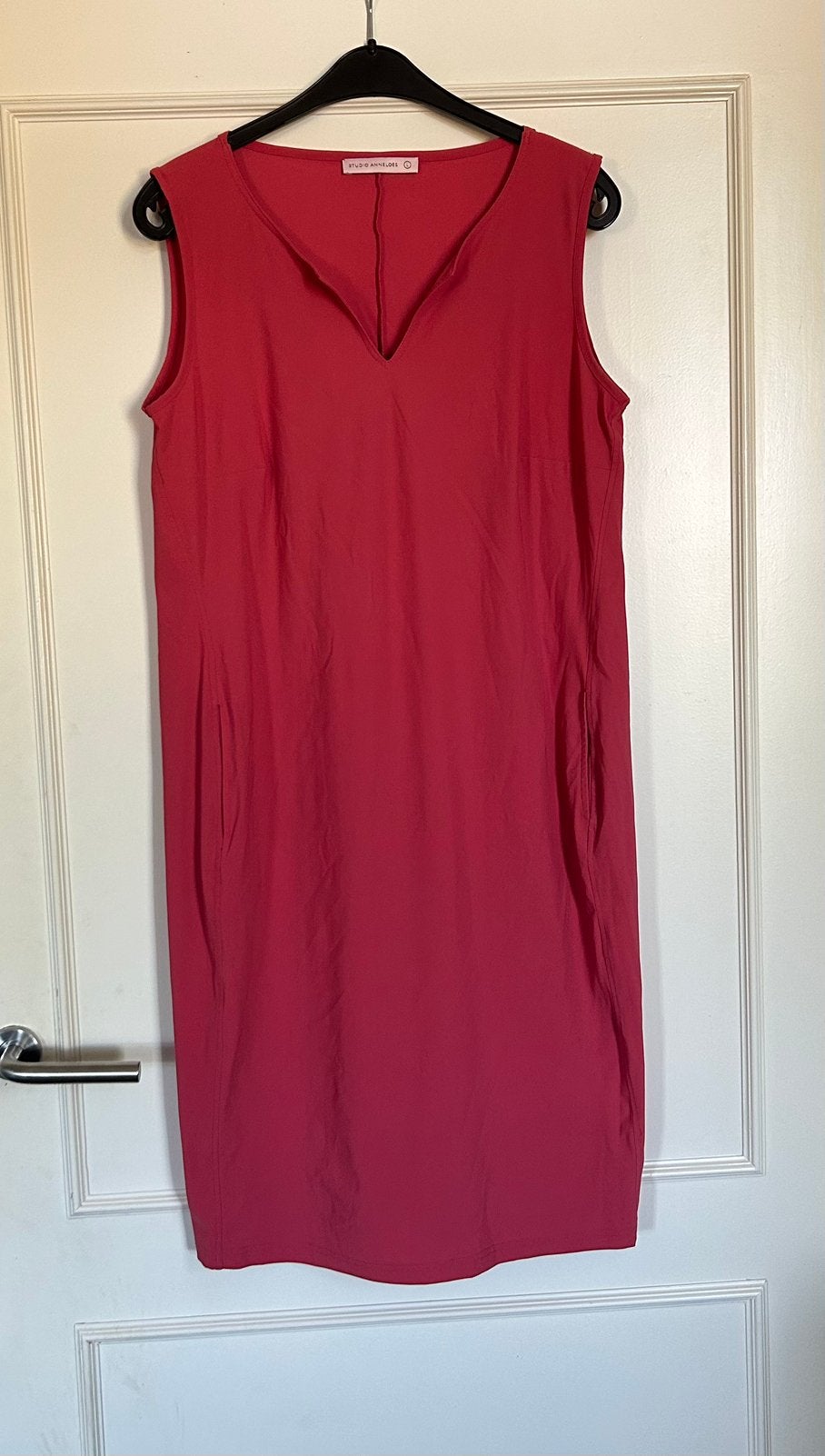 Rood Studio Anneloes Simplicity Sleeveles Jurkje in L, Ophalen, Zo goed als nieuw, Maat 42/44 (L), Knielengte
