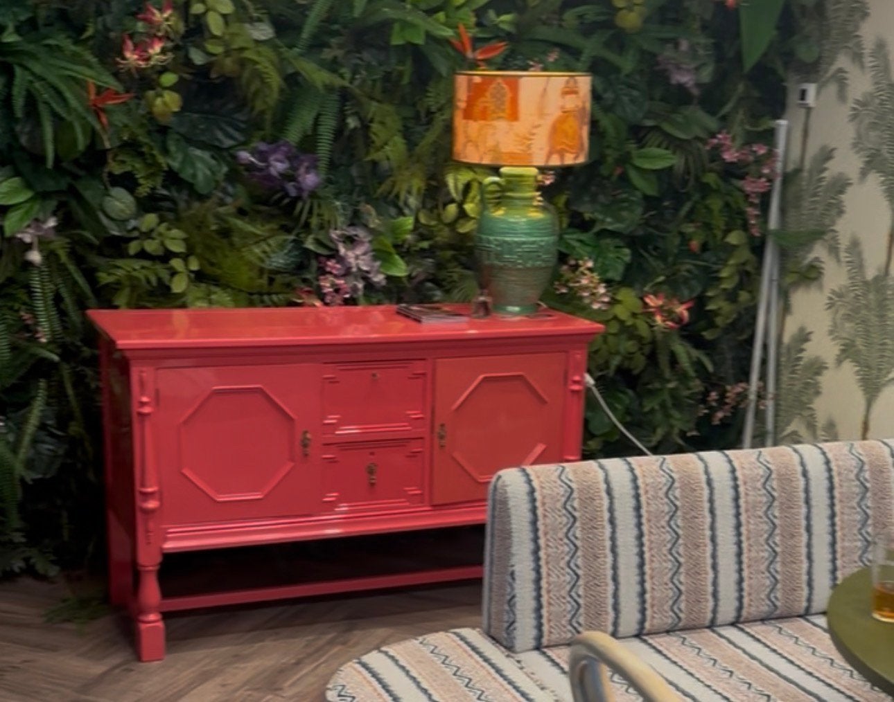 Opvallend roze dressoir met lades en deuren, Ophalen, Gebruikt, 100 tot 150 cm, Met lade(s)