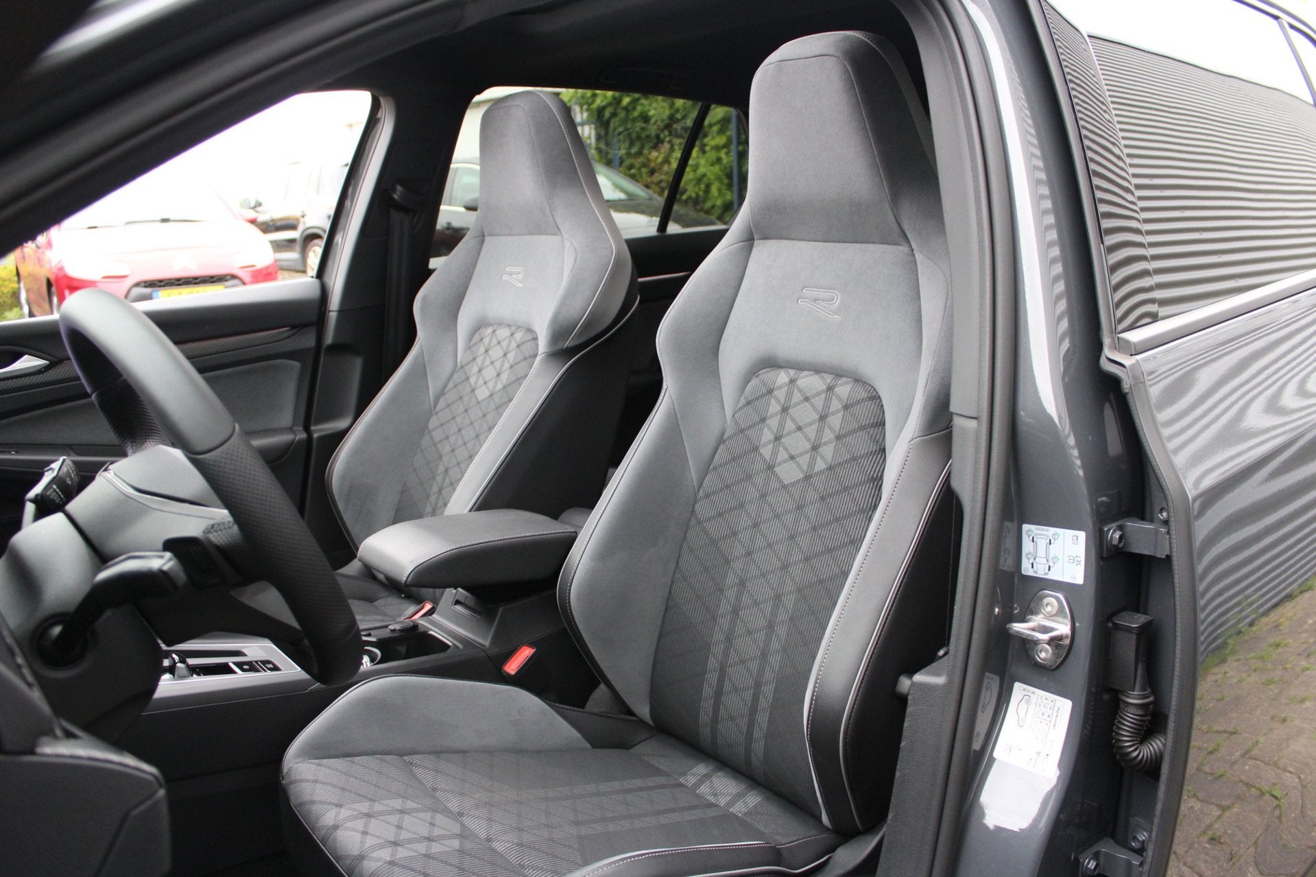 Volkswagen Golf 1.5 eTSI 3x R-Line | Panoramadak | Camera |, Zwart, 4 cilinders, Origineel Nederlands, Bedrijf