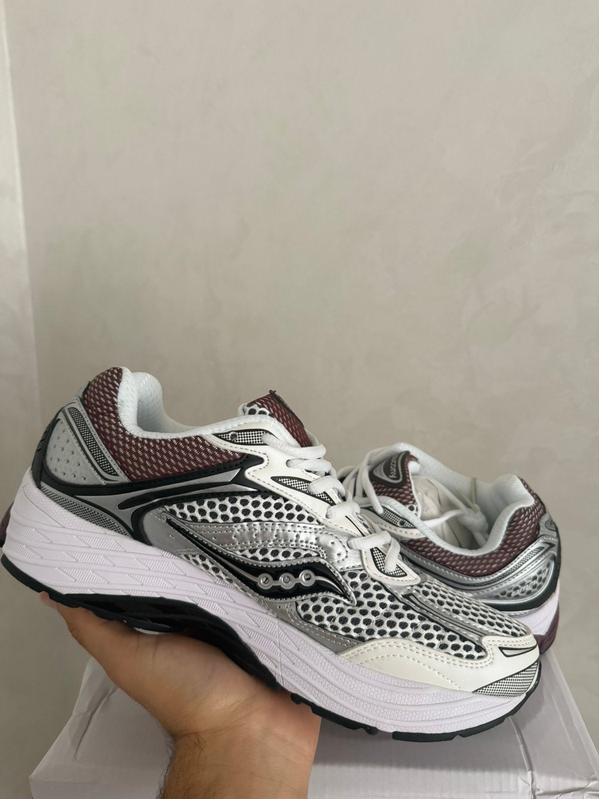 Saucony Silver / Black / Burgundy maat 42/43, Ophalen of Verzenden, Zo goed als nieuw, Overige kleuren