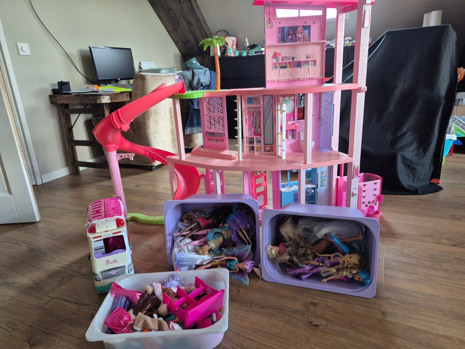 Barbie droomhuis en veel barbies / accessoires, Kinderen en Baby's, Ophalen, Toebehoren