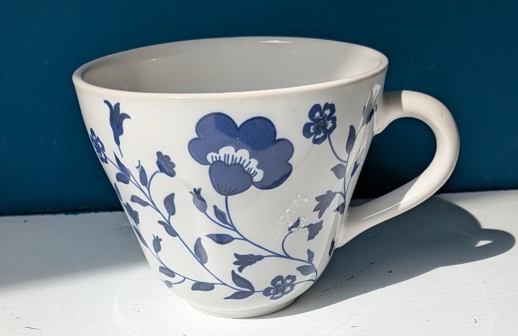 Ikea Torg beker bloemen wit blauw, Huis en Inrichting, Keuken | Servies, Keramiek, IKEA, Zo goed als nieuw, Modern