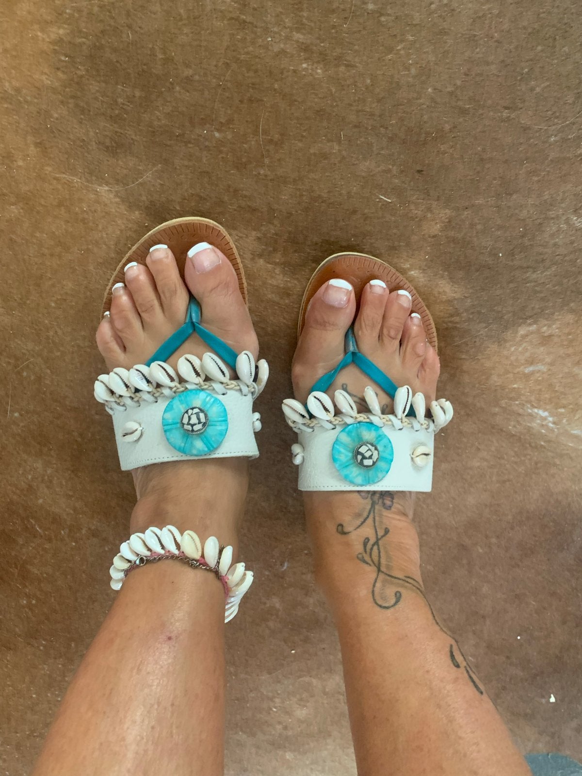 Leren sandalen met schelpjes - Pretty Hot & Tempting, Ophalen of Verzenden, Gedragen, Wit, Sandalen of Muiltjes