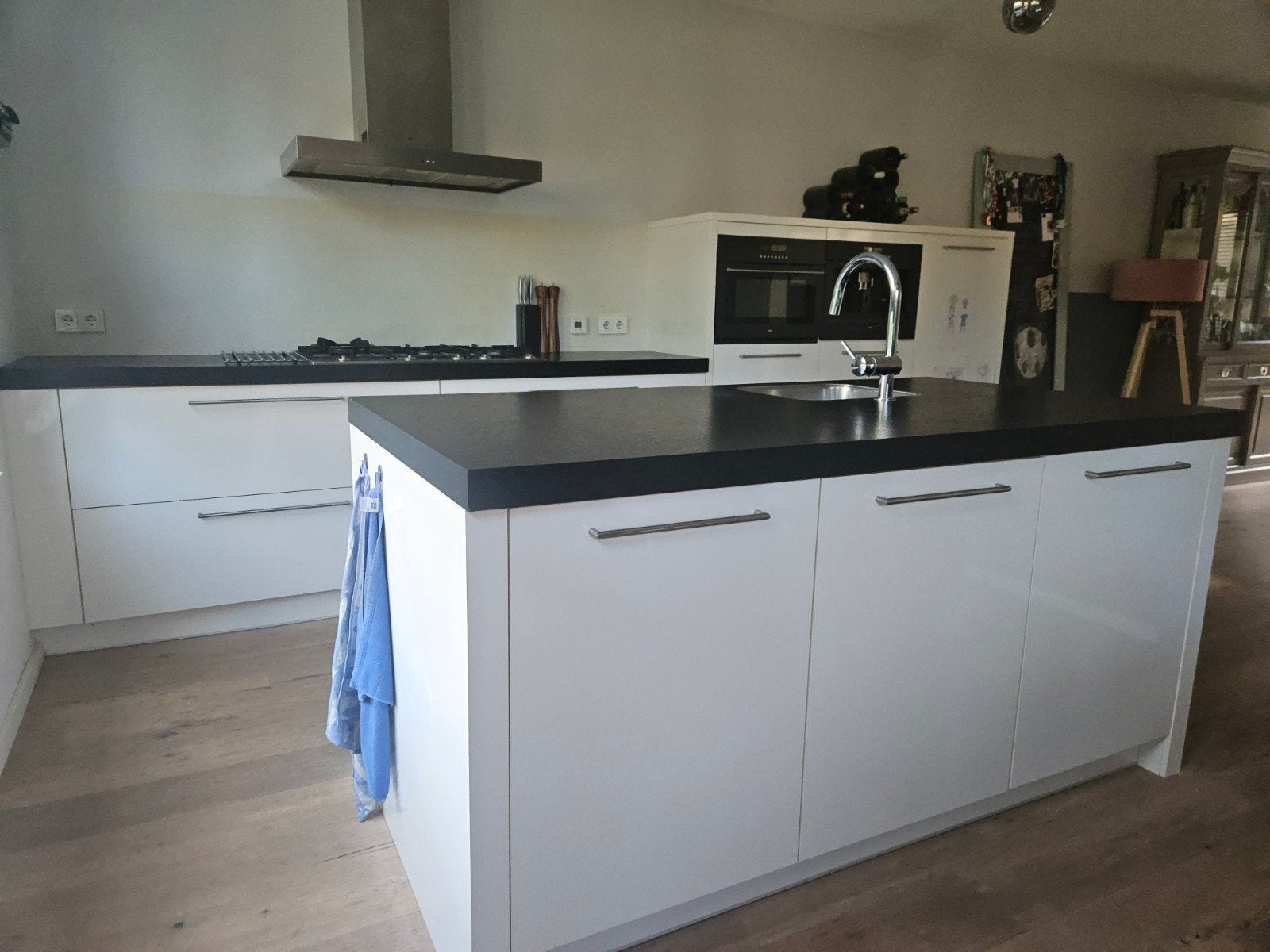Moderne witte keuken met spoeleiland, Ophalen, Gebruikt, Wit, Dubbelwandige keuken