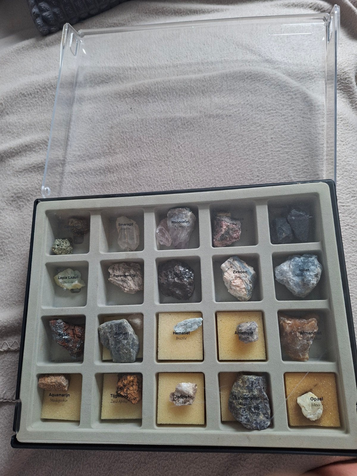Collectie mineralen en edelstenen in displaybox, Verzamelen, Ophalen of Verzenden