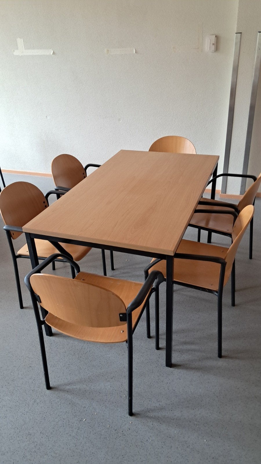 Grote partij tafels en stoelen uit kerk Asperen, Ophalen