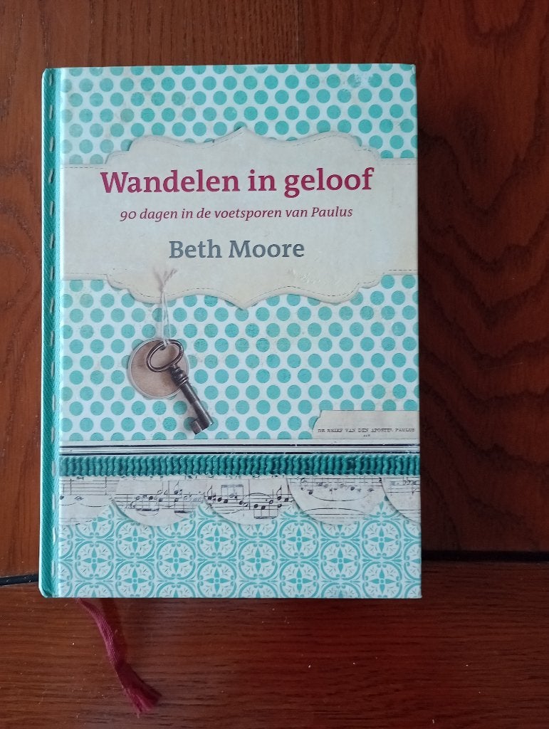 Wandelen in geloof   in de voetsporen van Paulus  Beth Moore, Beth Moore, Christendom | Protestants, Ophalen of Verzenden, Zo goed als nieuw
