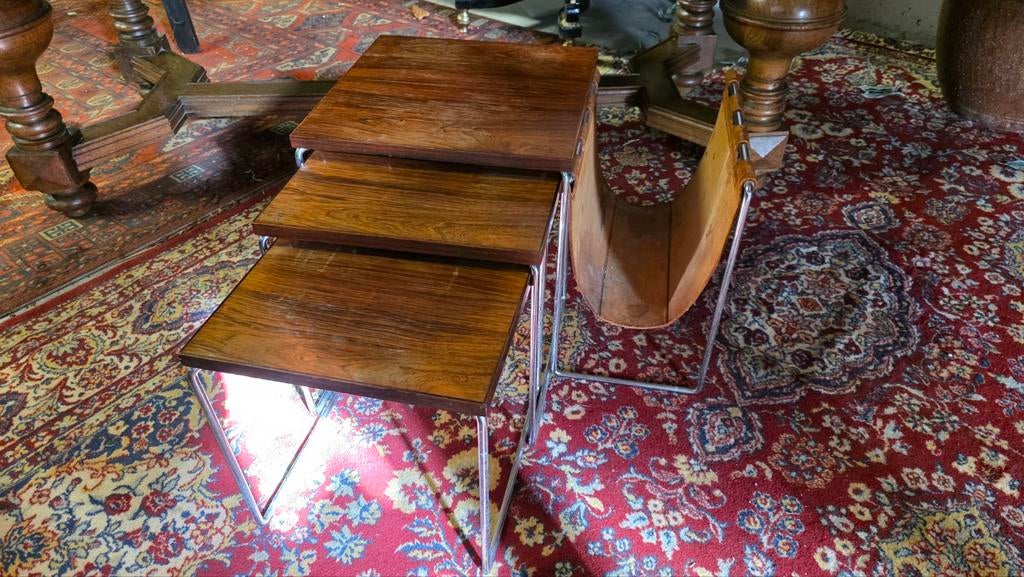 Retro krantenbak met miniset tafeltjes, teakhout/chroom