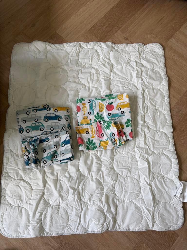 IKEA peuter dekbed 110x125 cm met 2 hoeslakensets, Gebruikt, Jongetje of Meisje, Wit, Ophalen of Verzenden