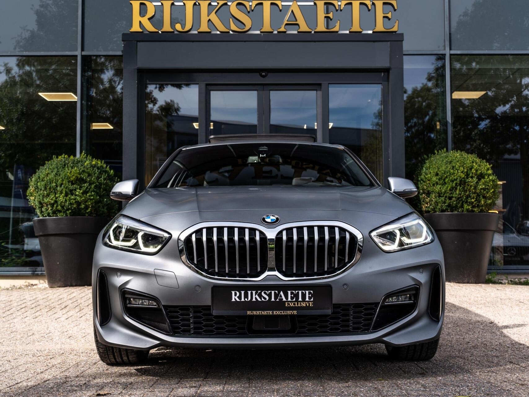 BMW 1-serie 118i EDE M-Sport|PANO|ACC|CAM|19''|SFEER|LASER, Auto's, Dealer onderhouden, Gebruikt, Met garantie (alle), Leder