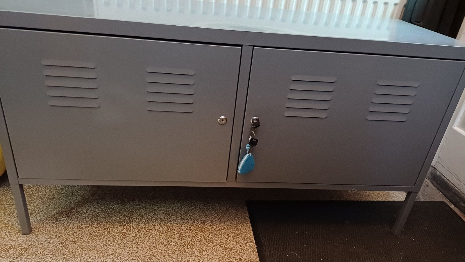 Grijze metalen kast met deuren en sleutel, Ophalen, Gebruikt, 100 tot 150 cm, Minder dan 100 cm