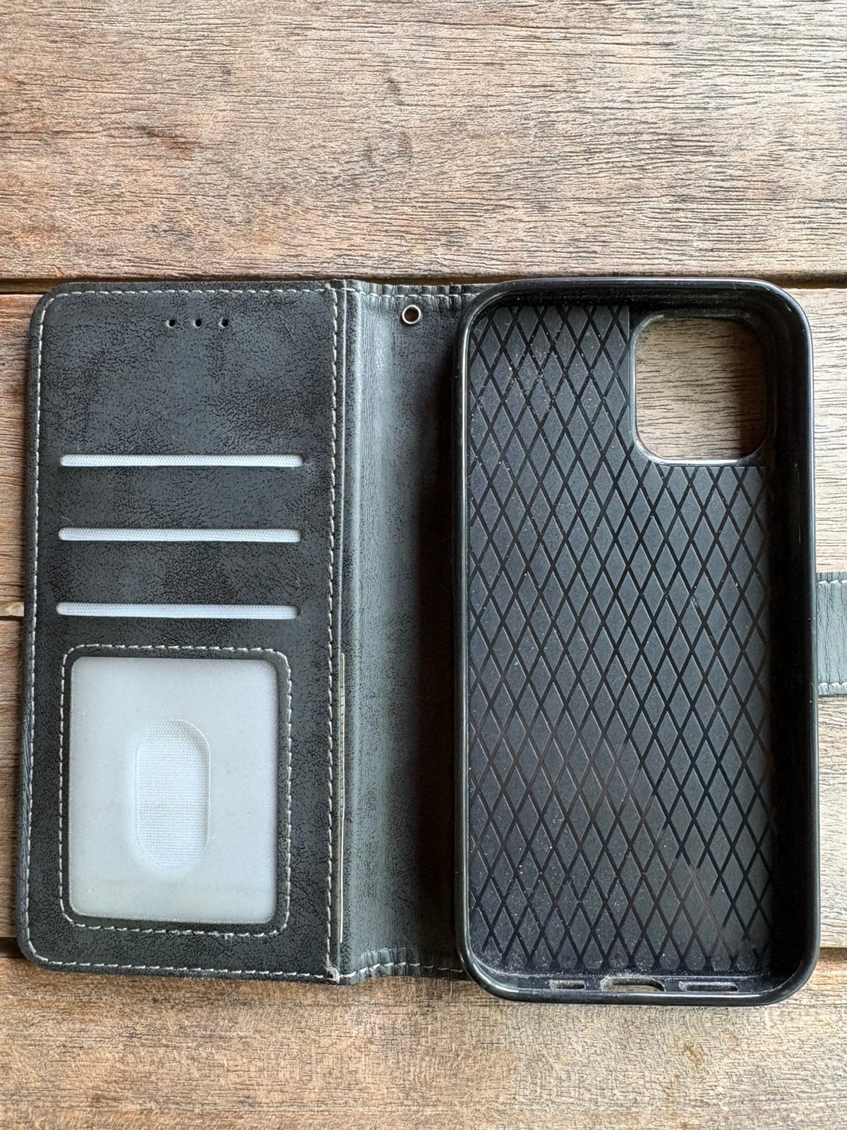 Lederen case Iphone 12 - 2 in 1 - echt leer + oplaadkabel, Ophalen of Verzenden, Gebruikt, IPhone 12