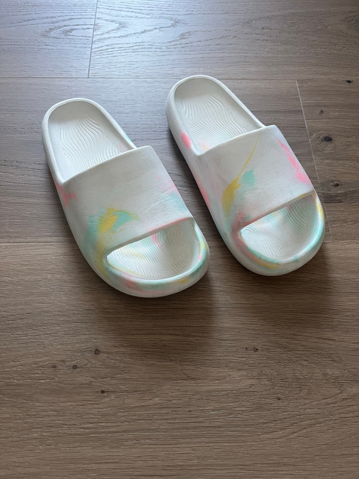 Comfortabele slippers met kleurrijke spetters, mt 36, Gebruikt, Meisje, Overige typen, Ophalen of Verzenden