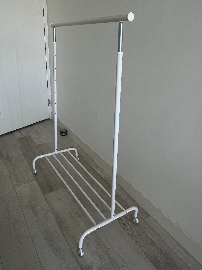 IKEA RIGGA kledingrek-verstelbaar, met wielen en schoenenrek, Ophalen, 100 tot 150 cm, Zo goed als nieuw, Metaal