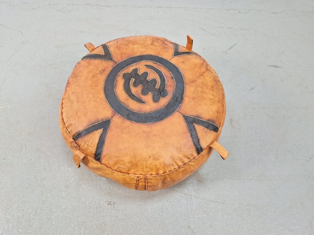 Vintage oosterse Ibiza poef bruin leer voetenbank ottoman, Minder dan 50 cm, Ophalen of Verzenden, Zo goed als nieuw, Vintage