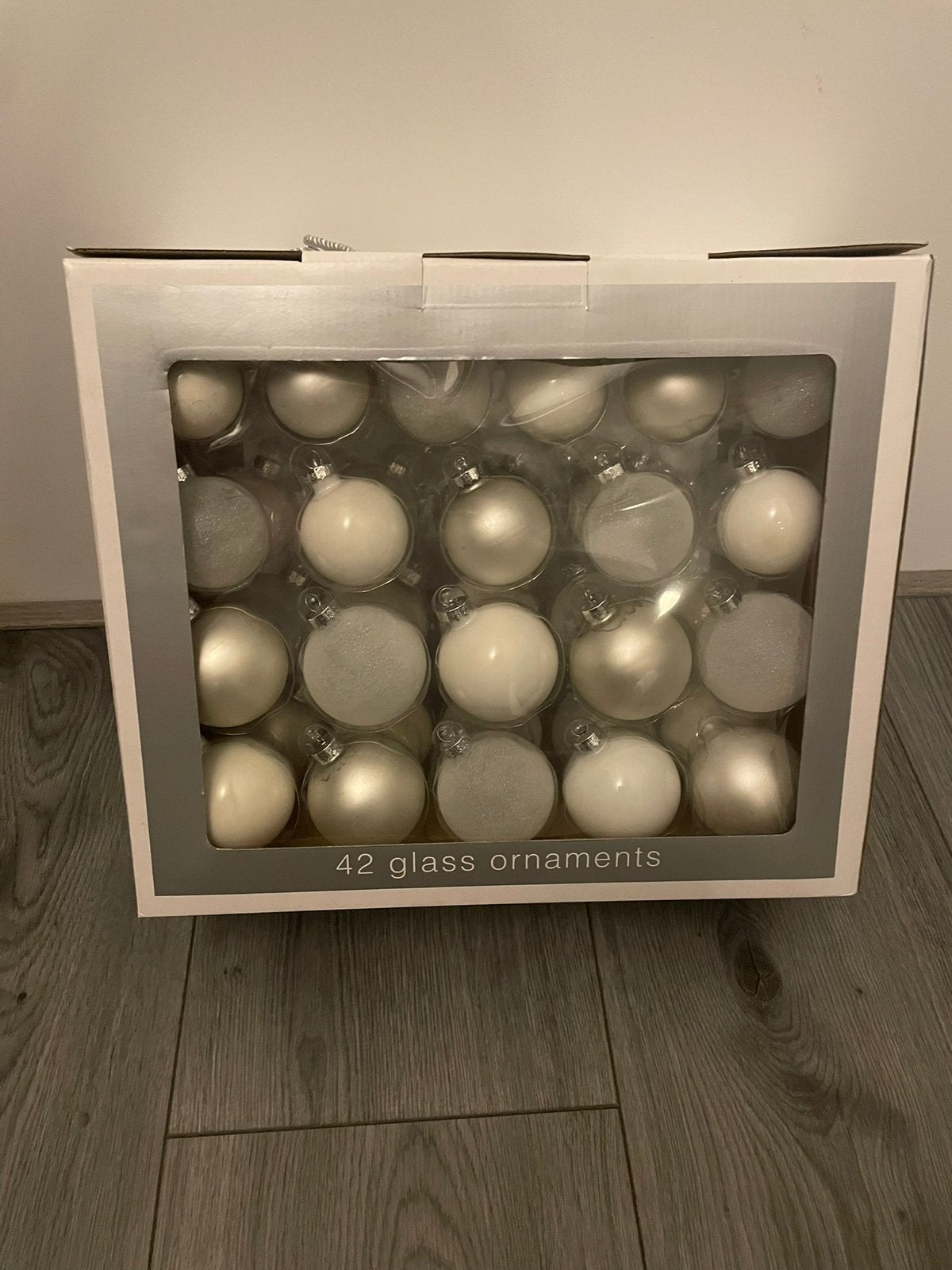 Nieuwe grijs wit glazen kerstballen nieuw in doos, Ophalen of Verzenden, Nieuw