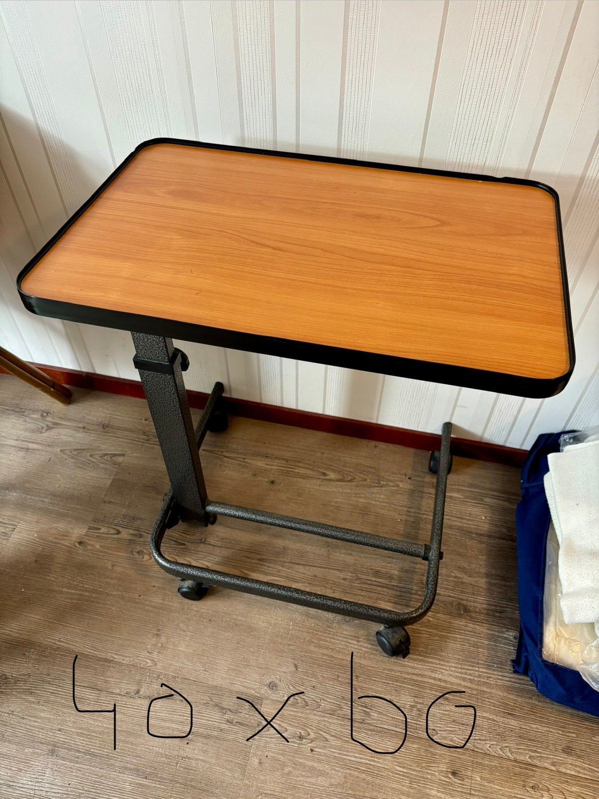 Verstelbare bedtafel op wielen., Ophalen, Minder dan 55 cm, Metaal of Aluminium, Zo goed als nieuw