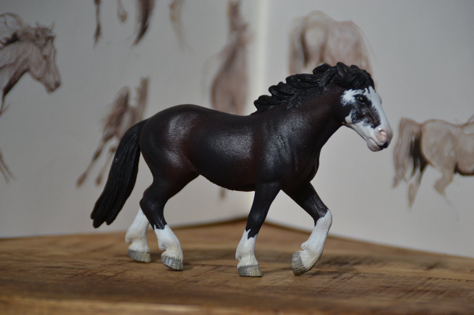 Schleich camarque merrie repaint - uniek geschilderd, Ophalen of Verzenden, Zo goed als nieuw, Paard, Beeldje of Figuurtje