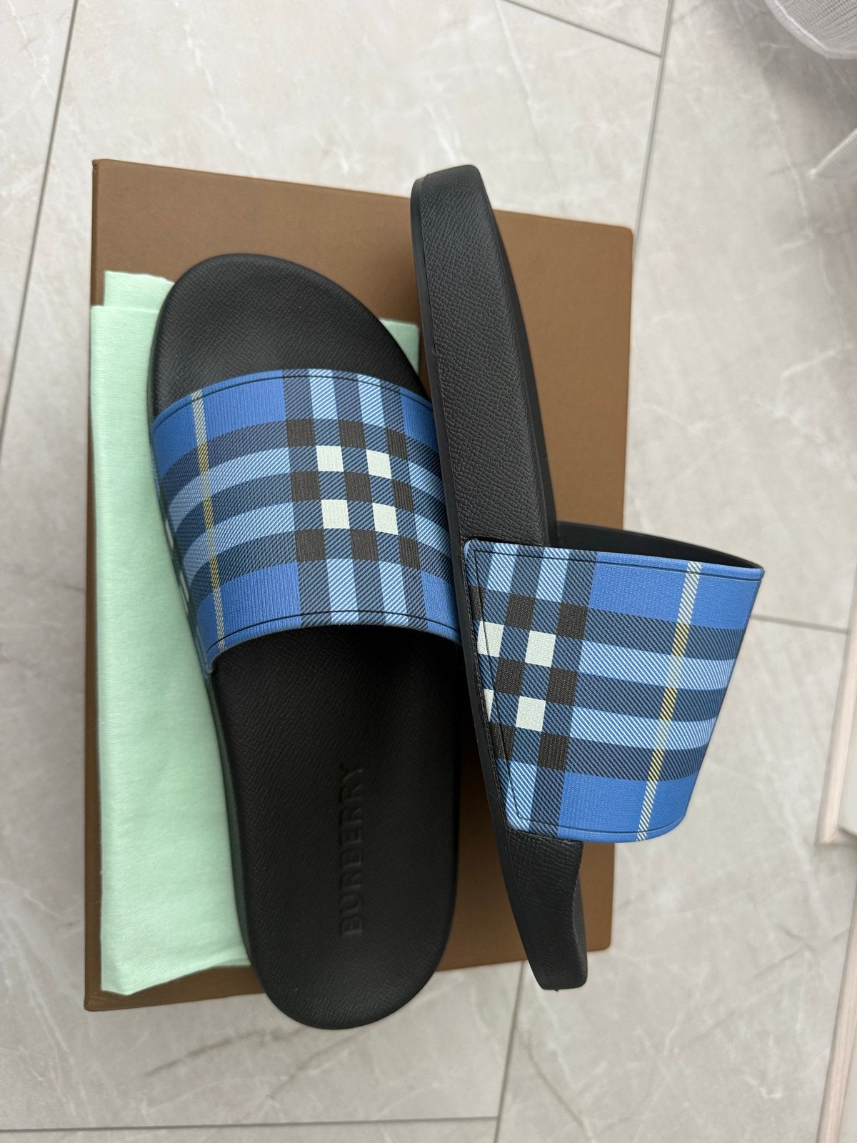 Burberry Slippers Maat 46 - Blauw Geruit Design, Kleding | Heren, Schoenen, Ophalen of Verzenden, Zo goed als nieuw, Blauw, Pantoffels of Sloffen