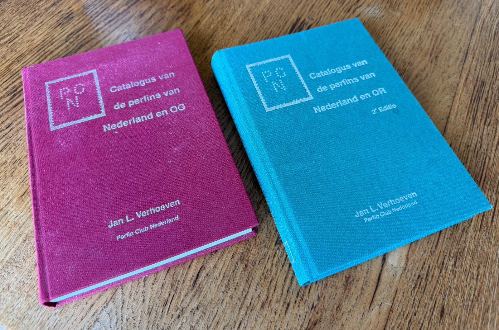 Catalogus van de Perfins van Nederland - Deel 1 & 2, Postzegels en Munten, Verzenden, Catalogus