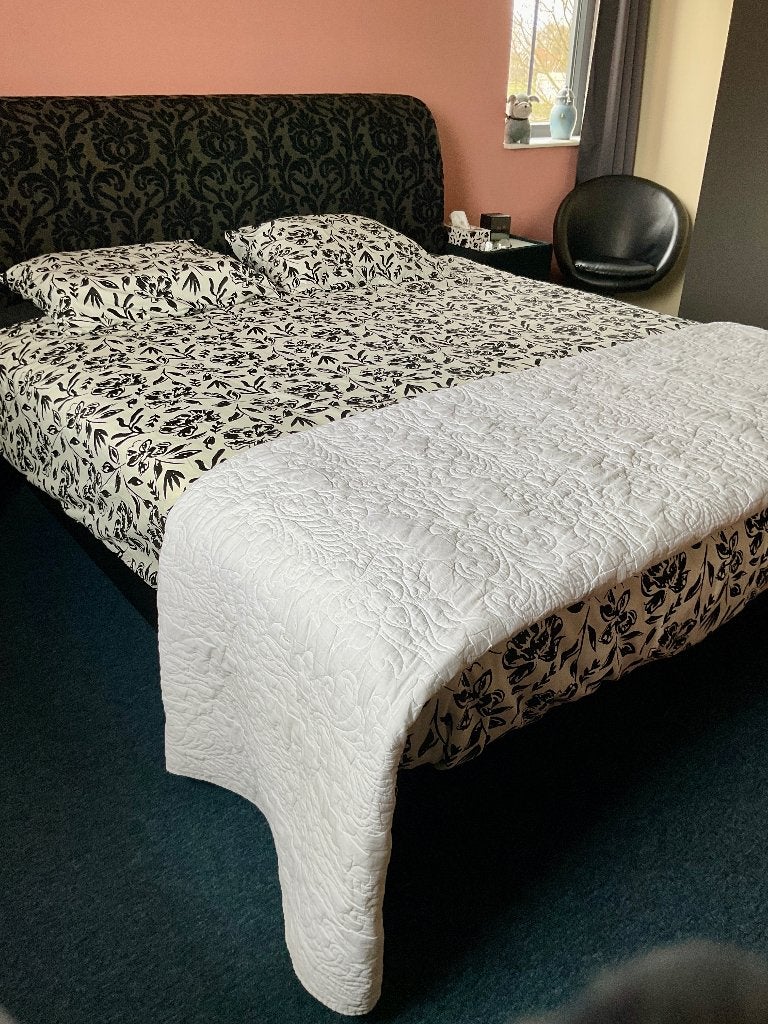 Zwarte barokstof boxspring met zwarte nachtkastjes 180/210, Ophalen, Barok, Tweepersoons, Zo goed als nieuw