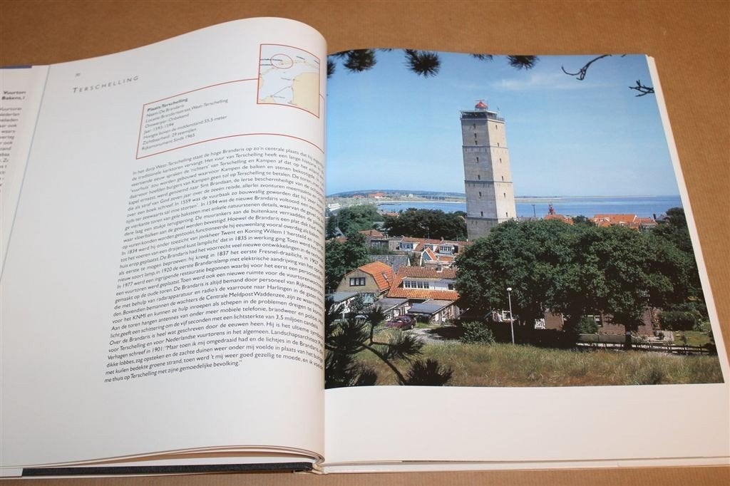 Vuurtorens — Nederlandse Bakens en Maritiem Erfgoed, Boeken, Ophalen of Verzenden, Gelezen