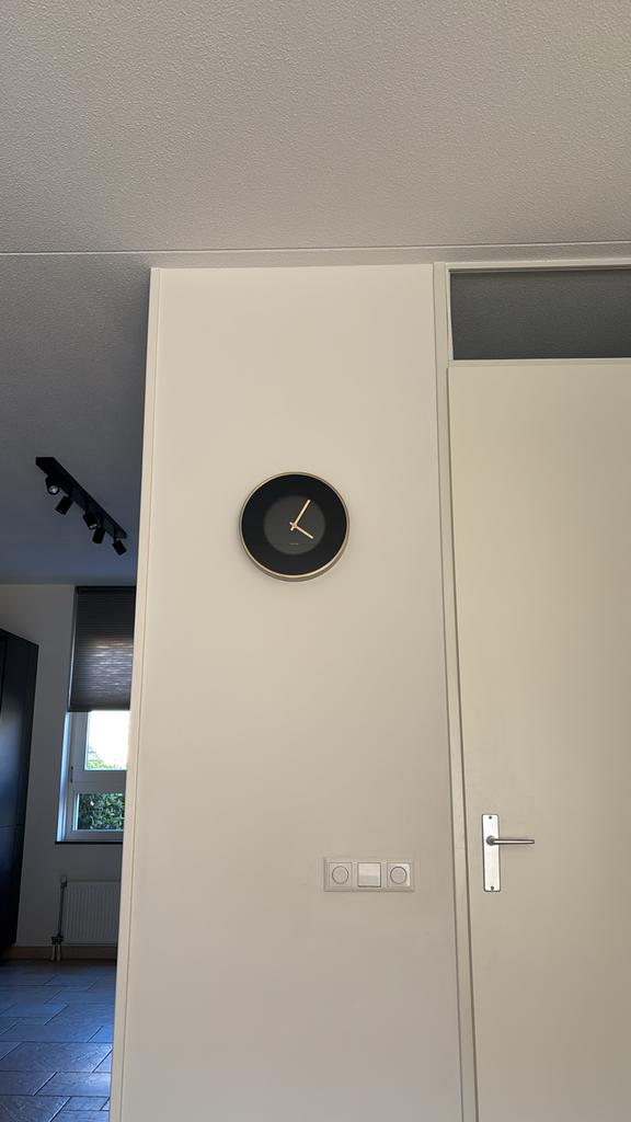 Karlsson klok zwart goud, Huis en Inrichting, Woonaccessoires | Klokken, Ophalen of Verzenden, Gebruikt, Analoog, Wandklok