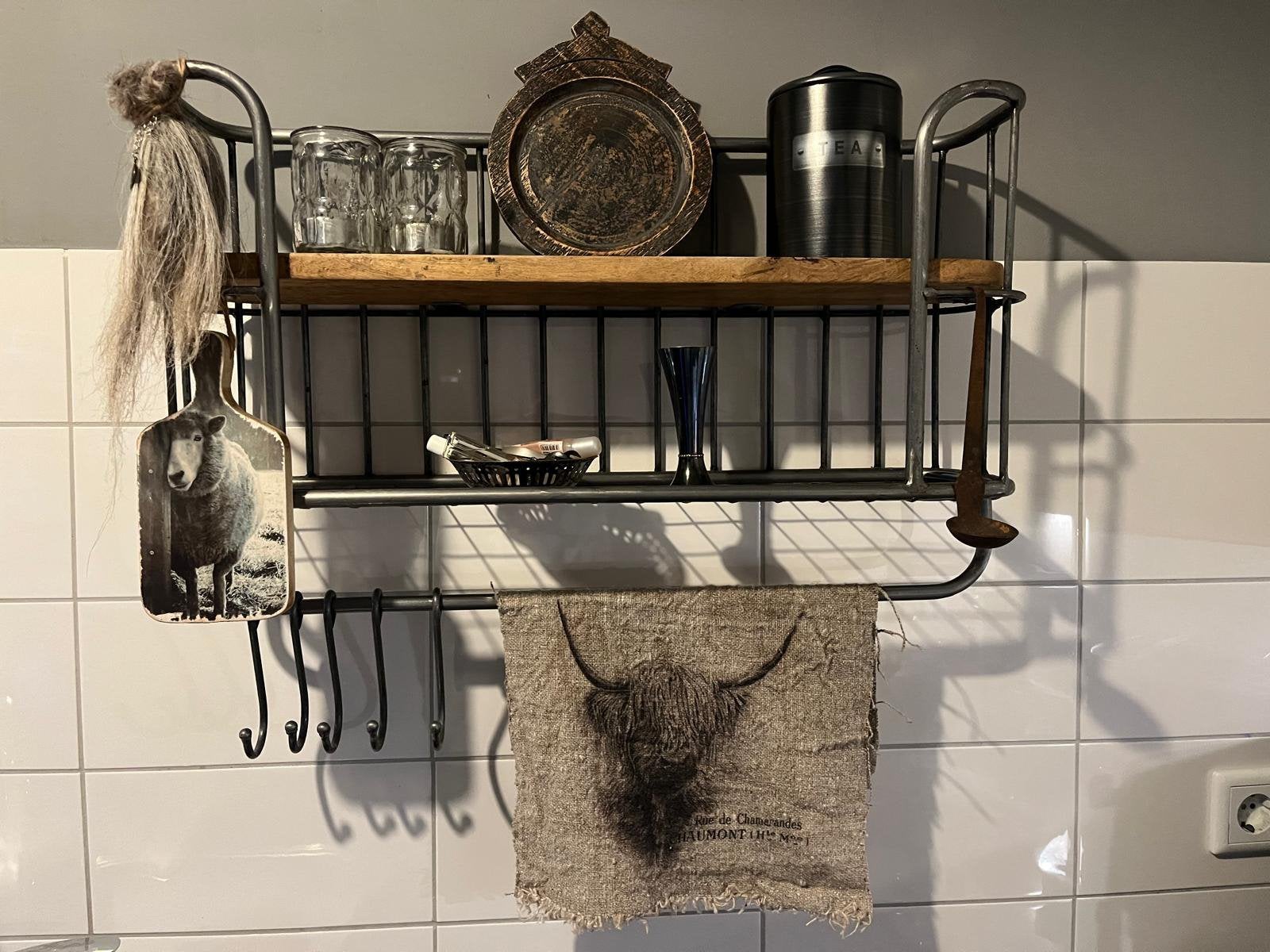 Stoer industrieel wandrek met houten planken en haken., Ophalen, Zo goed als nieuw