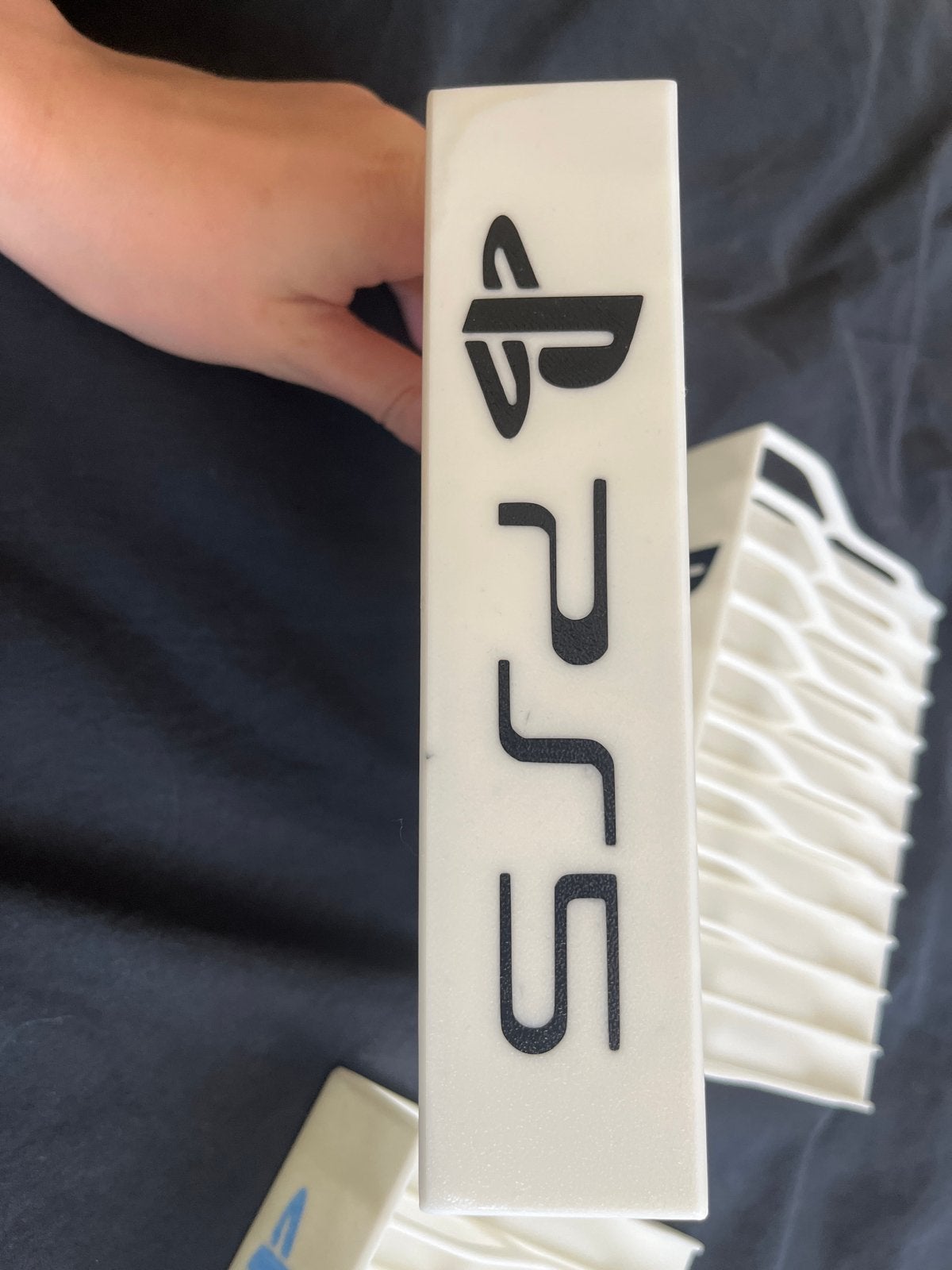 PS5 Houder met kleine printfout - Voordelig geprijsd!, Spelcomputers en Games, Games | Sony PlayStation 5, Online, Gebruikt, Overige genres