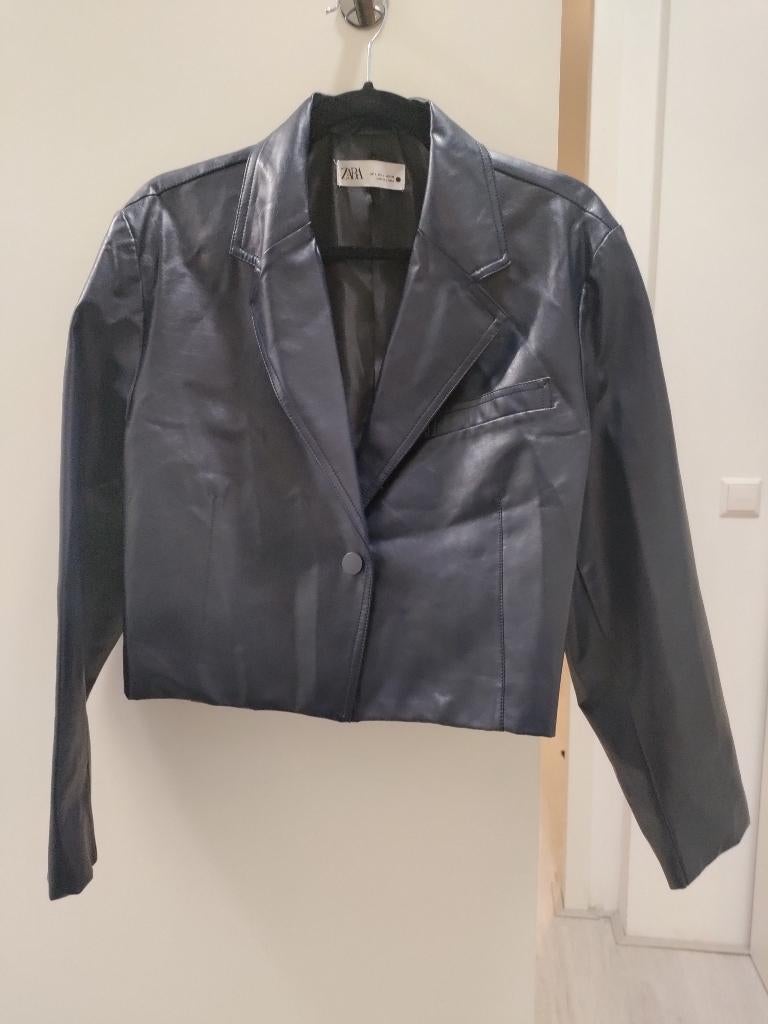 ZARA crop blazer faux leather one button black size L, Ophalen of Verzenden, Zo goed als nieuw, Maat 38/40 (M), Zwart