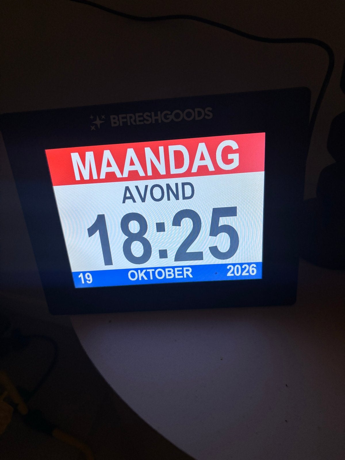 BFRESHGOODS Digitale Kalenderklok - Duidelijk en Modern, Ophalen of Verzenden, Zo goed als nieuw, Tafelklok, Digitaal