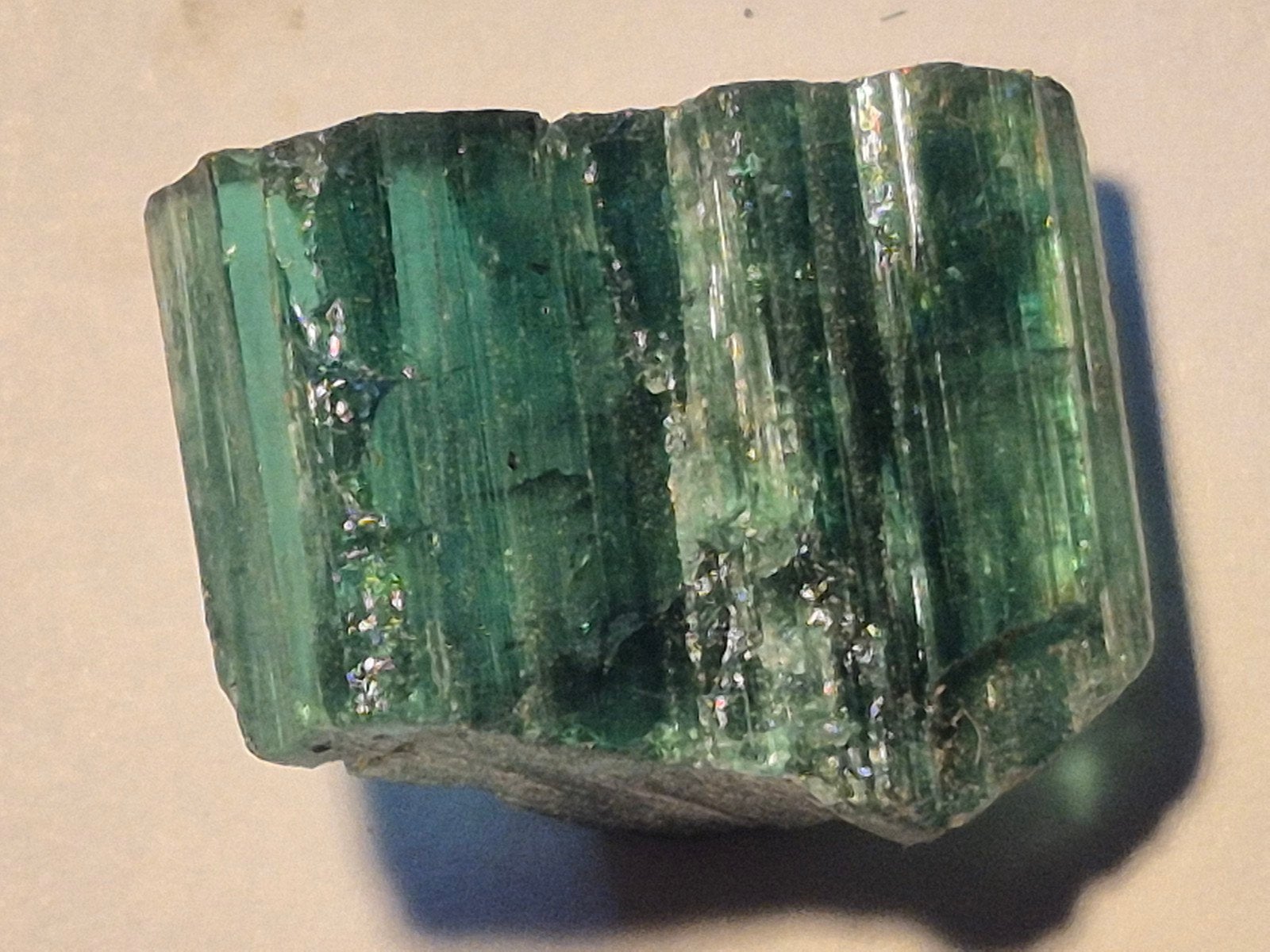 stukje ruwe blauw/groene toermalijn uit Brazilië, Ophalen of Verzenden