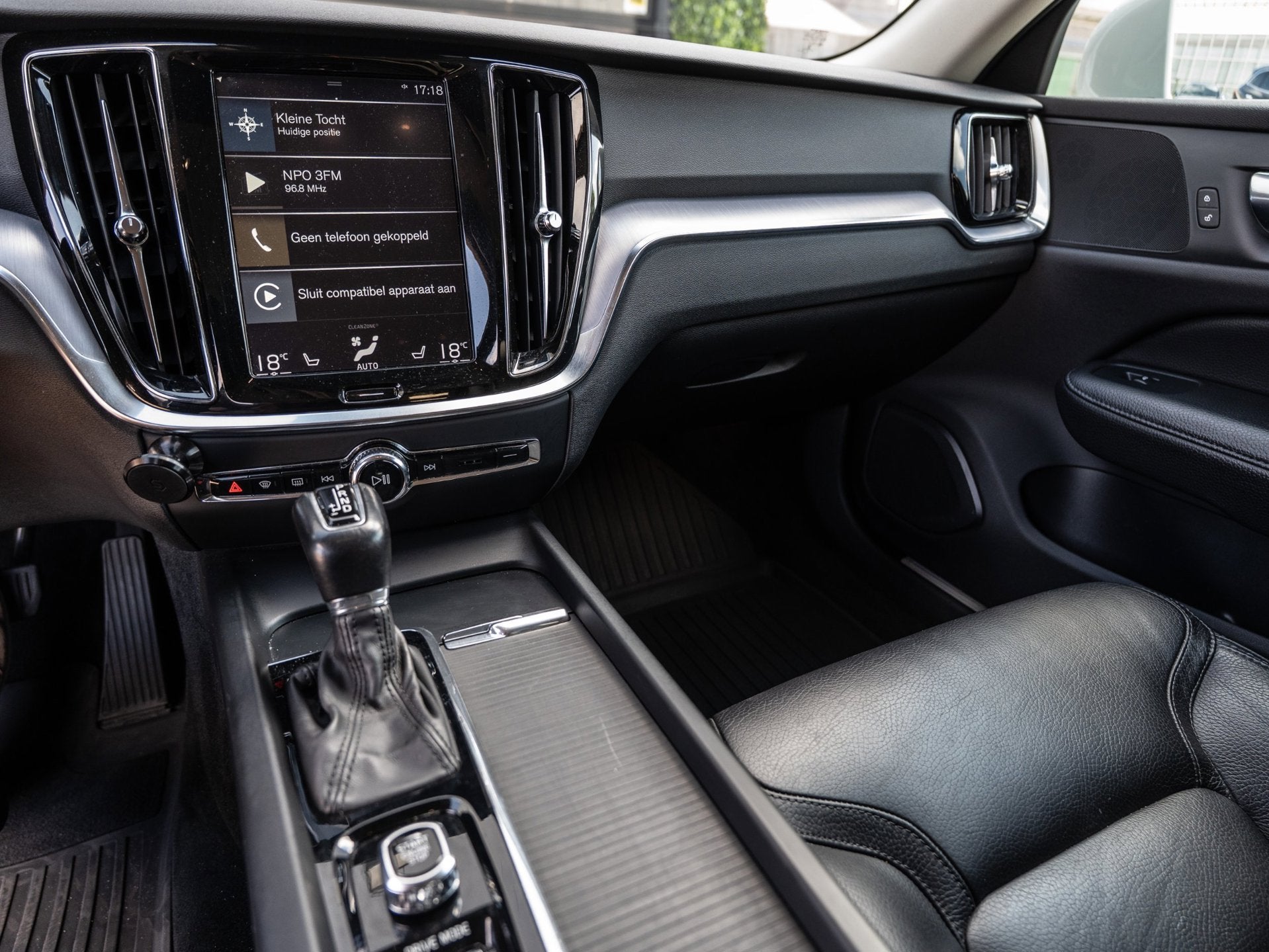 Volvo V60 Cross Country 2.0 T5 AWD Pro, Auto's, Automaat, Gebruikt, Zwart, Wit