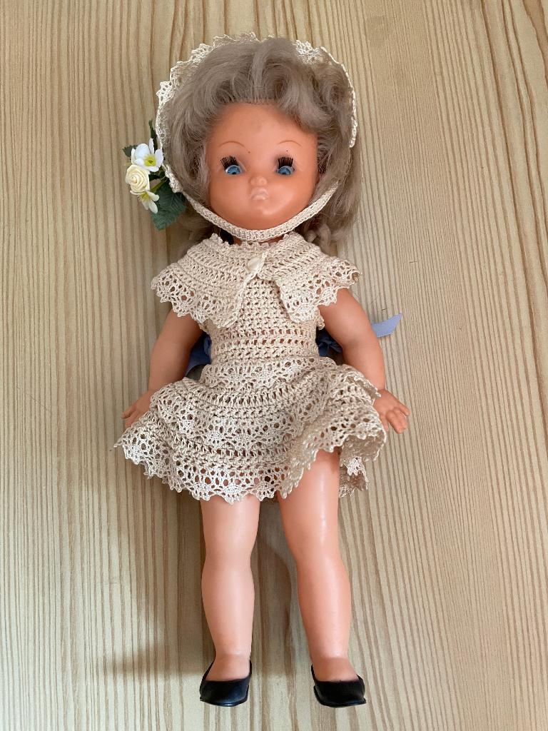 Pop Bella 28 cm., Verzamelen, Poppen, Gebruikt, Pop, Verzenden